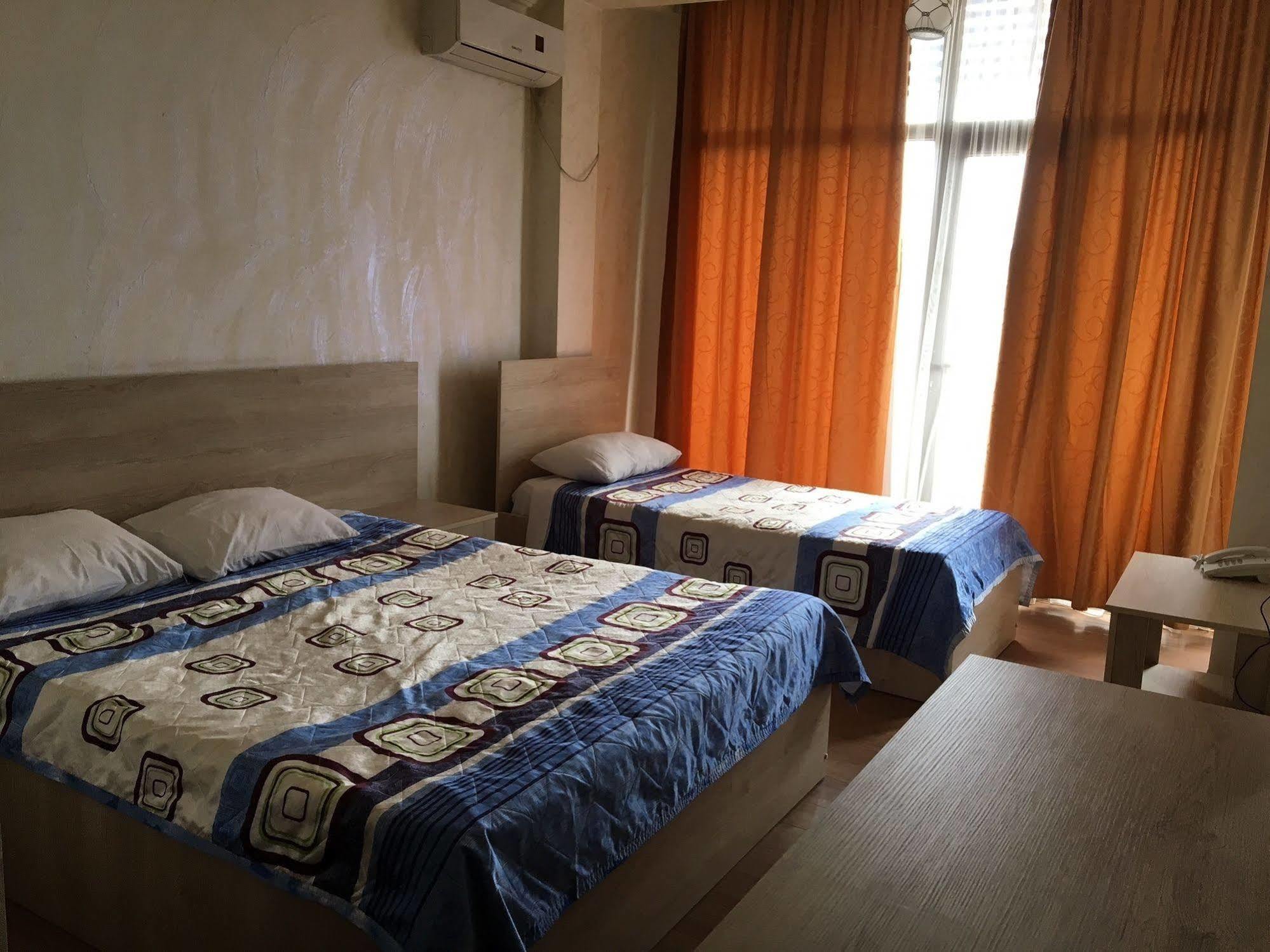 Royal Hotel Батуми Екстериор снимка