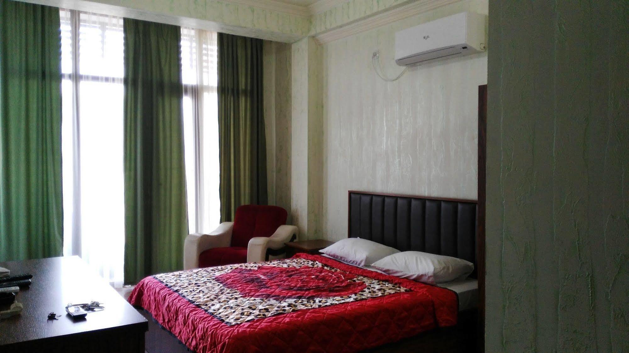 Royal Hotel Батуми Екстериор снимка